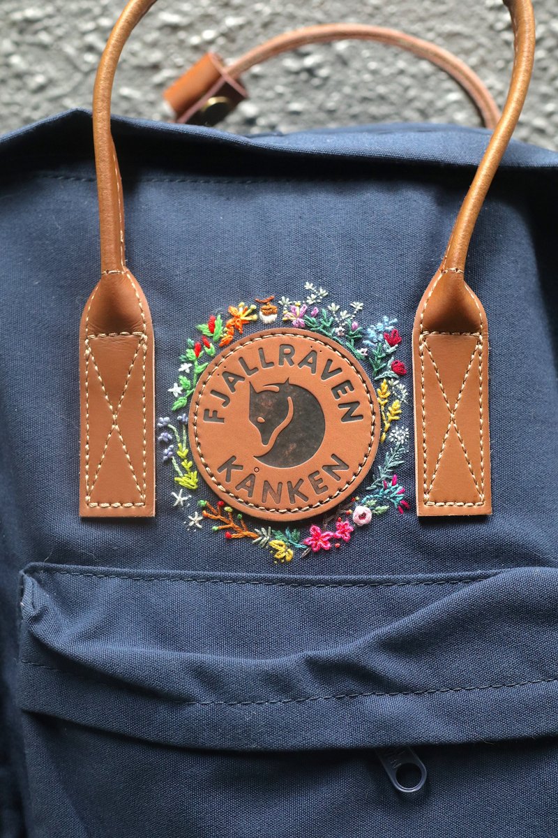 定制化礼物-Kanken蓝色-刺绣订制 芳菲花园 - 后背包/双肩包 - 防水材质 黑色