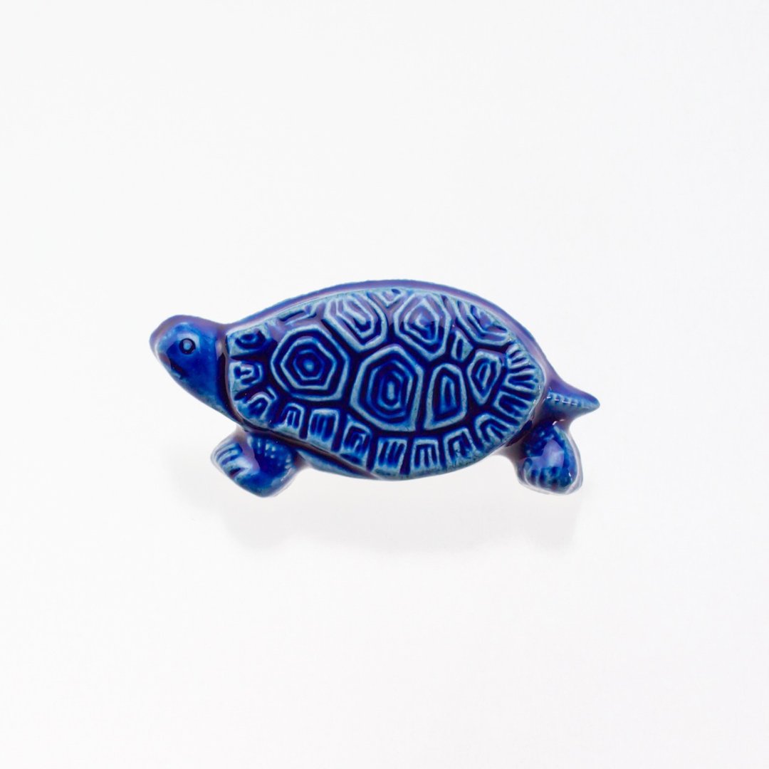 ceramics brooch turtle cobalt blue - 胸针 - 陶 蓝色