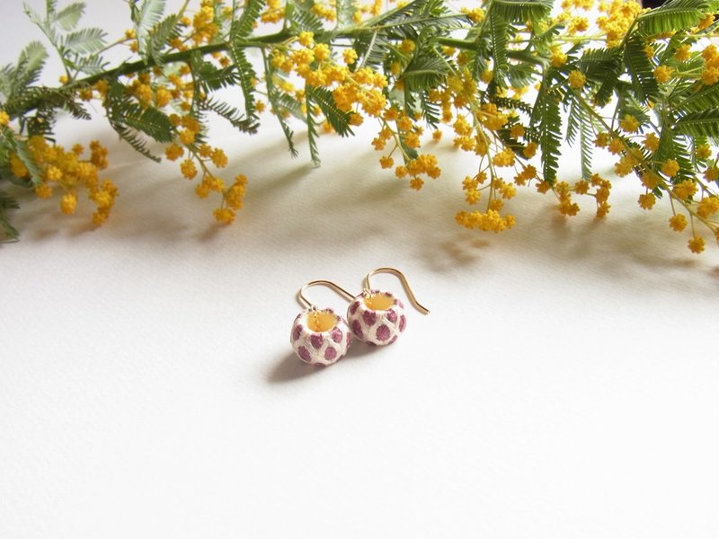 Kaga Yubinuki Clip-On Bud / Plum - 耳环/耳夹 - 丝．绢 红色