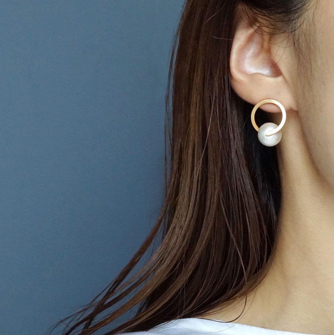 Twist Cotton Pearl Earrings B - 耳环/耳夹 - 其他金属 金色