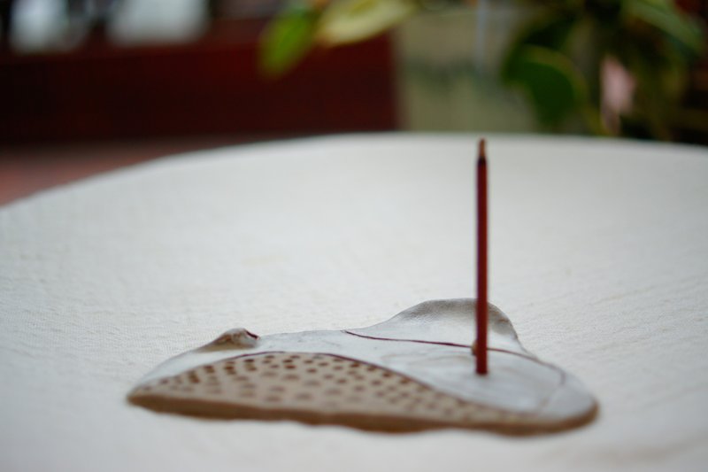 手捏粉引畔我 线香座  香插座  饰物碟 - 香薰/精油/线香 - 陶 白色