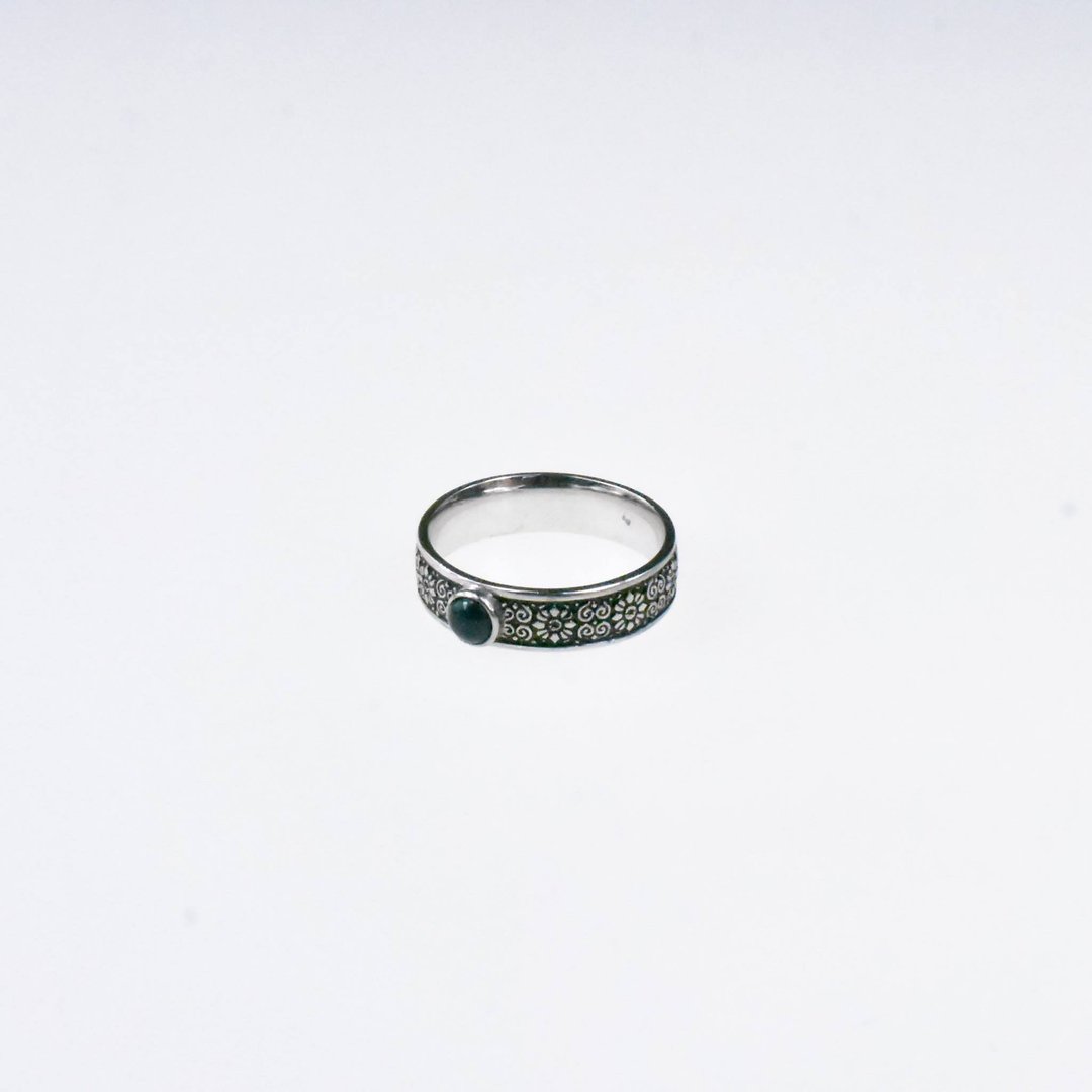 Outer Band Ring with Round Black Opal 4 mm - 戒指 - 纯银 银色