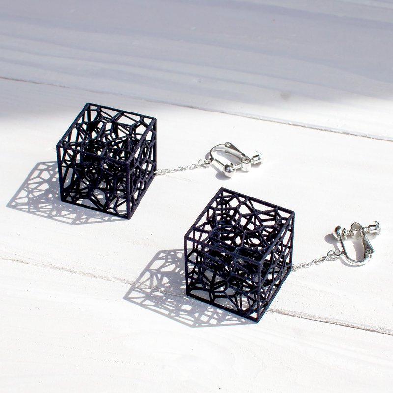 细胞晶体在你的耳朵旁边摇曳。 [VORONOI CUBE] 散发知性美感的轻盈耳夹，点缀您的双耳 [黑色] [免费更换金属配件] - 耳环/耳夹 - 塑料 黑色