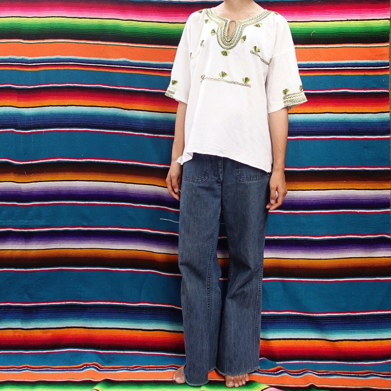 BajuTua /古着/ 墨西哥滚边手工刺绣上衣 - 绿 - 女装上衣 - 棉．麻 绿色