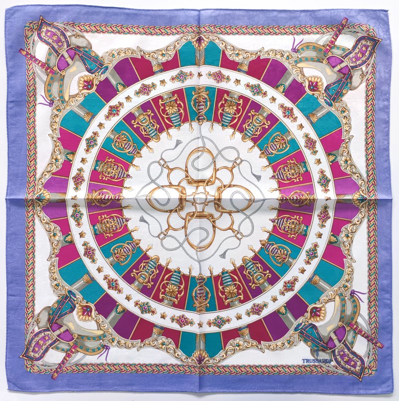 Trussardi 古董领巾，饰有古代剑与马术图腾，21 x 21 英寸 - 手帕/方巾 - 棉．麻 紫色