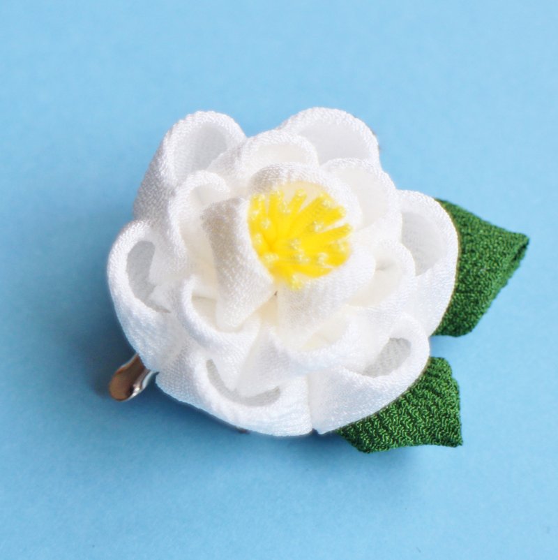 Camellia hair ornament with leaves White - 发饰 - 丝．绢 白色