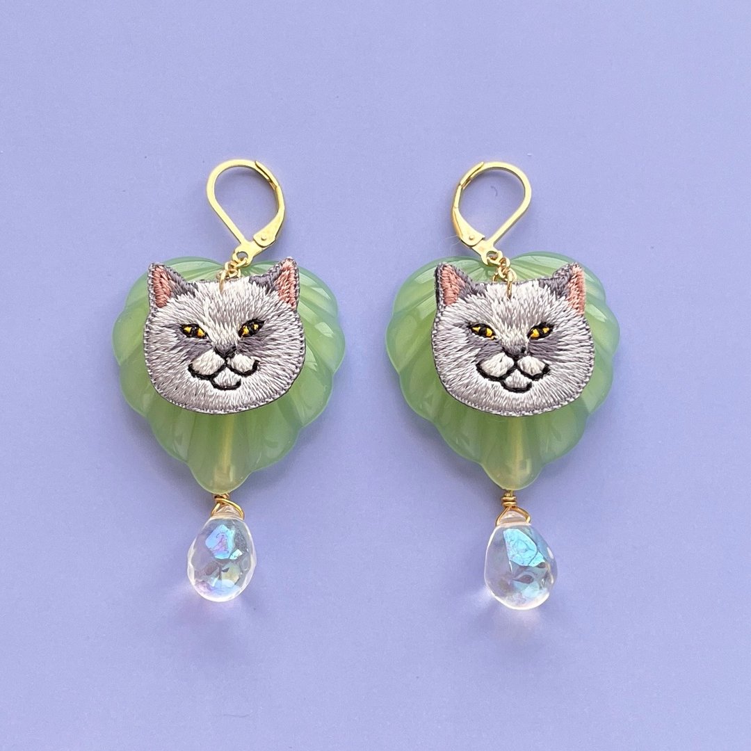 温柔微笑的猫咪“ua”耳饰 - 耳环/耳夹 - 绣线 绿色