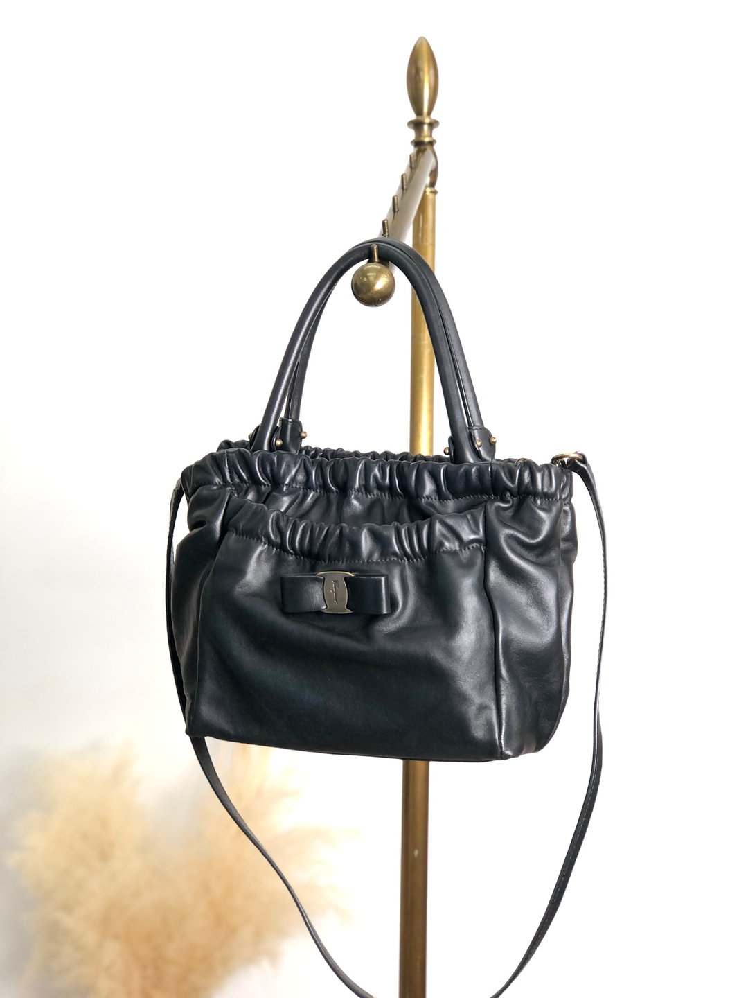 【 日本直送 名牌中古包 】Salvatore Ferragamo 侧背包 黑色 Vara 蝴蝶结 牛皮 2way vintage hdyv3c - 侧背包/斜挎包 - 真皮 黑色
