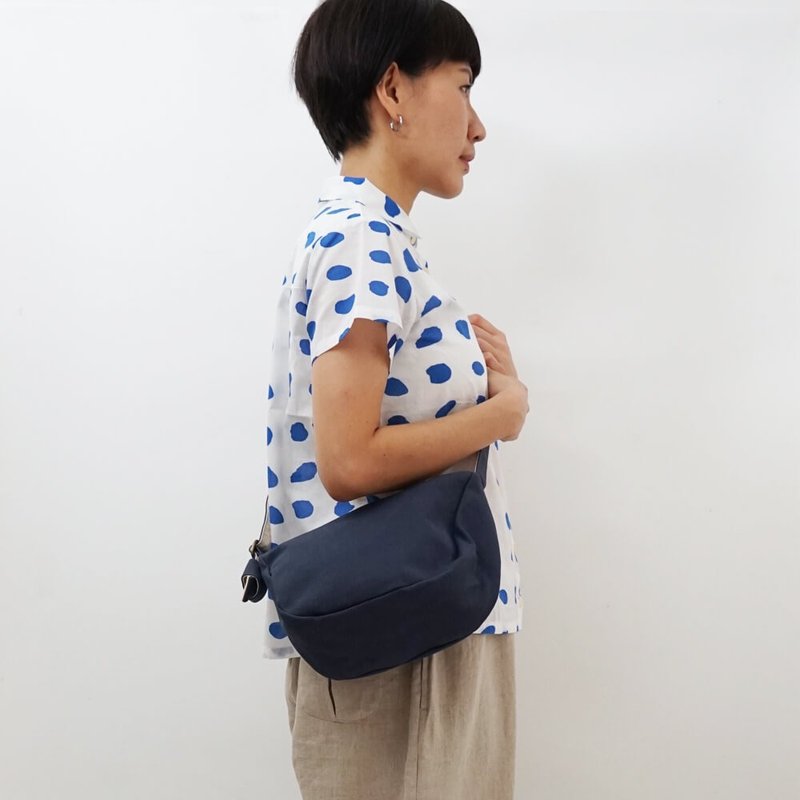 Mogu /侧背帆布袋 /深海蓝 /盈月 - 侧背包/斜挎包 - 棉．麻 蓝色