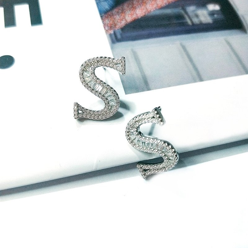 I JEWELRY 欧美流行英文S字母顶级锆石纯银耳环 附纯银保证卡 - 耳环/耳夹 - 纯银 银色