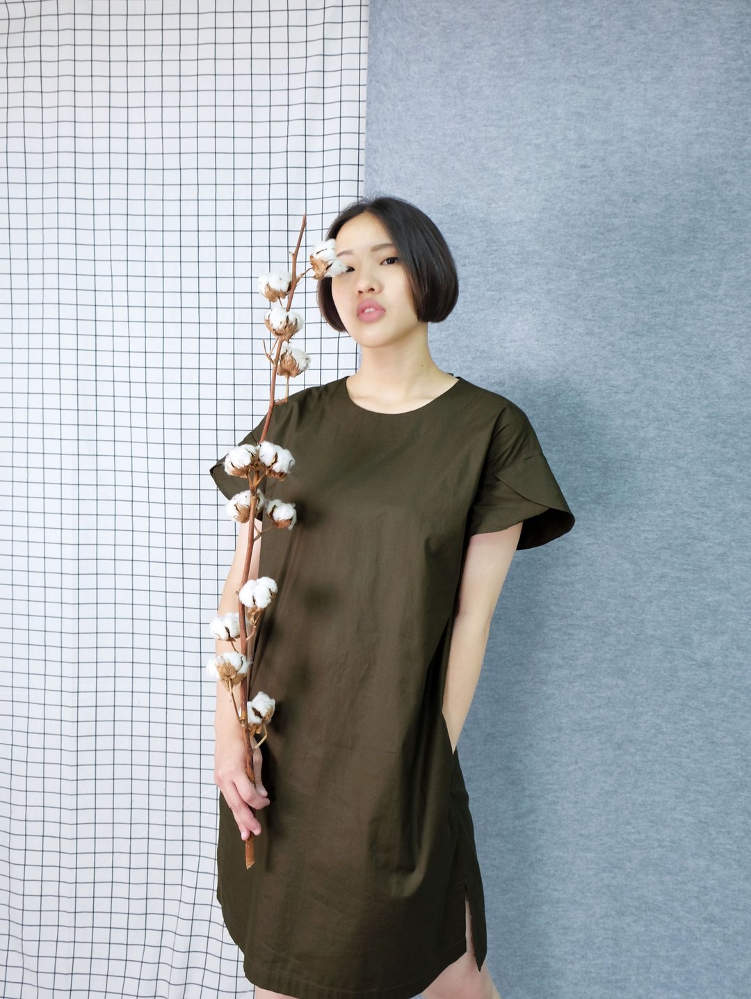 hikidashi 花瓣袖落肩洋装。军绿 - 洋装/连衣裙 - 棉 绿色