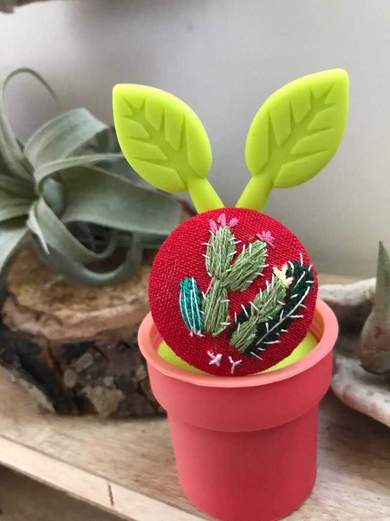 The embroidered button pin 纯手工制作口爱仙人掌刺绣钮扣胸针 - 胸针 - 绣线 红色