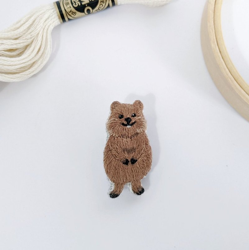 Quokka Rabbie Embroidery Brooch - 胸针 - 绣线 咖啡色