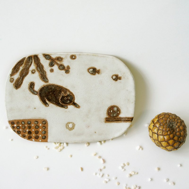 ［手感陶作］陪伴生活-猫的游戏 小皿 - 浅碟/小碟子 - 陶 咖啡色