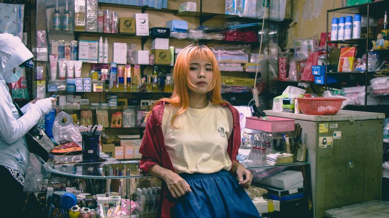 卡住在杯子上的吉普猫  /  上衣  刺绣 T-SHIRT  (中性版) - 女装 T 恤 - 棉．麻 白色