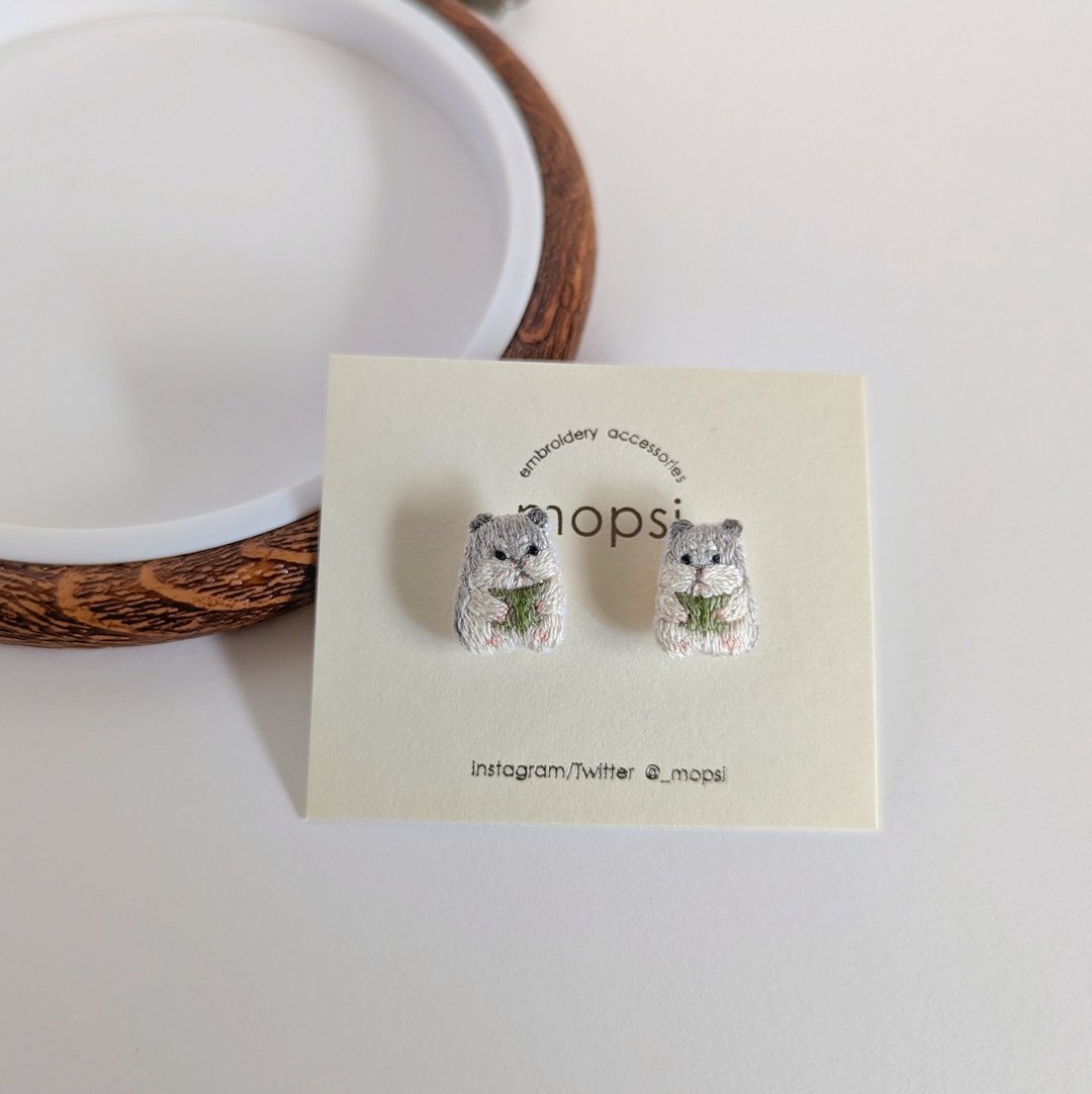 Djungarian reading a book Embroidered earrings/ Clip-On - 耳环/耳夹 - 绣线 灰色