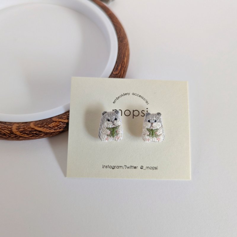 本を読むジャンガリアン 刺繍ピアス/イヤリング - 耳环/耳夹 - 绣线 灰色
