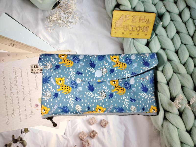 韩国薄棉布蓝底小花豹拉链布红包袋-下方拉链红包袋-手作布收纳袋 - 零钱包 - 棉．麻 