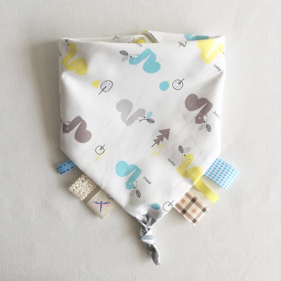 Homycat taggie blankie + triangle bib/ neck napkin (squirrel + star fabric) - 围嘴/口水巾 - 其他材质 