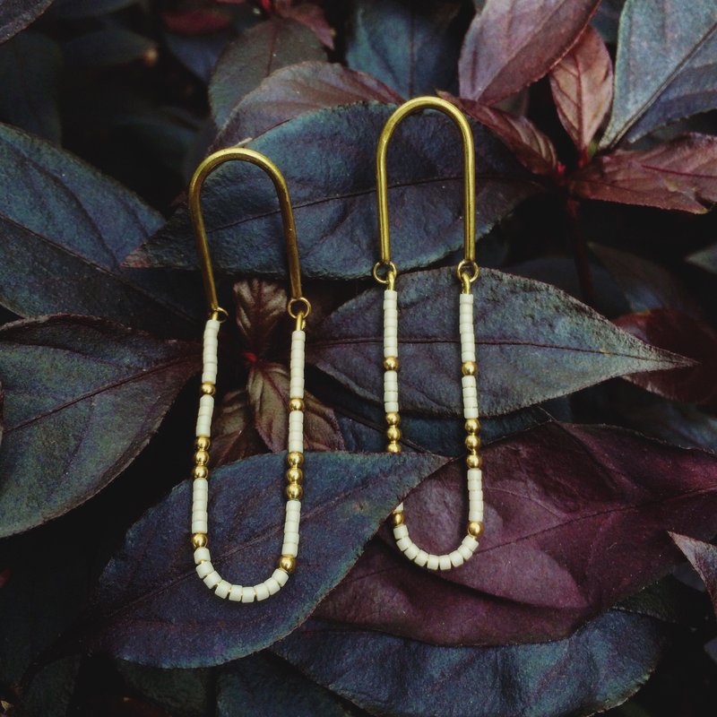 925银针 日本陶瓷珠 串珠耳环 II 轻快回旋耳环 - 耳环/耳夹 - 瓷 金色