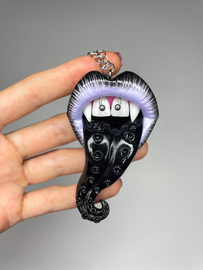 吊坠。淡紫色的嘴唇，带有黑色的触手。 - 项链 - 粘土 