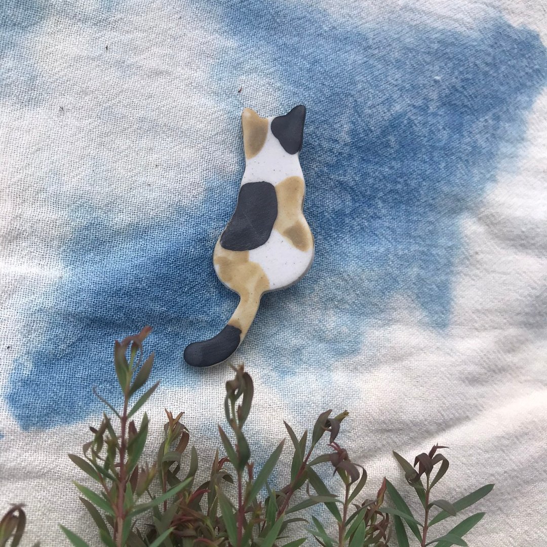 lucky cat  Three color  / ceramic brooch / handmade - 胸针 - 陶 咖啡色