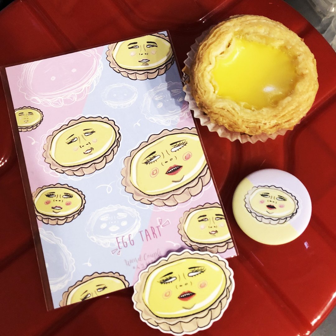香港特色 蛋塔蛋挞套餐 1套3件 明信片加胸章加防水贴纸 - 贴纸 - 纸 多色