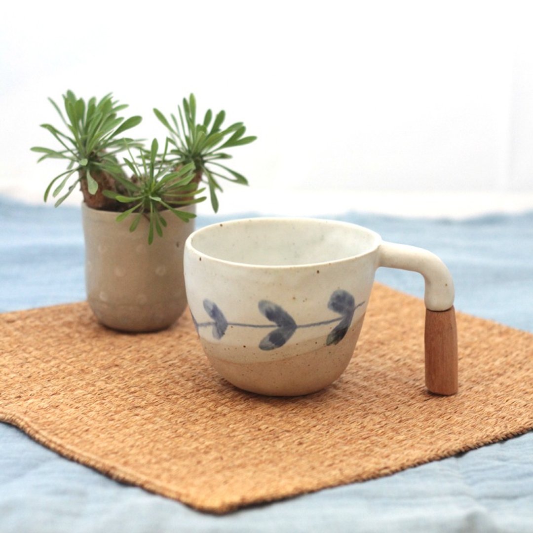 3.2.6. studio: Handmade ceramic coffee cup with wooden handle. - 花瓶/陶器 - 瓷 白色