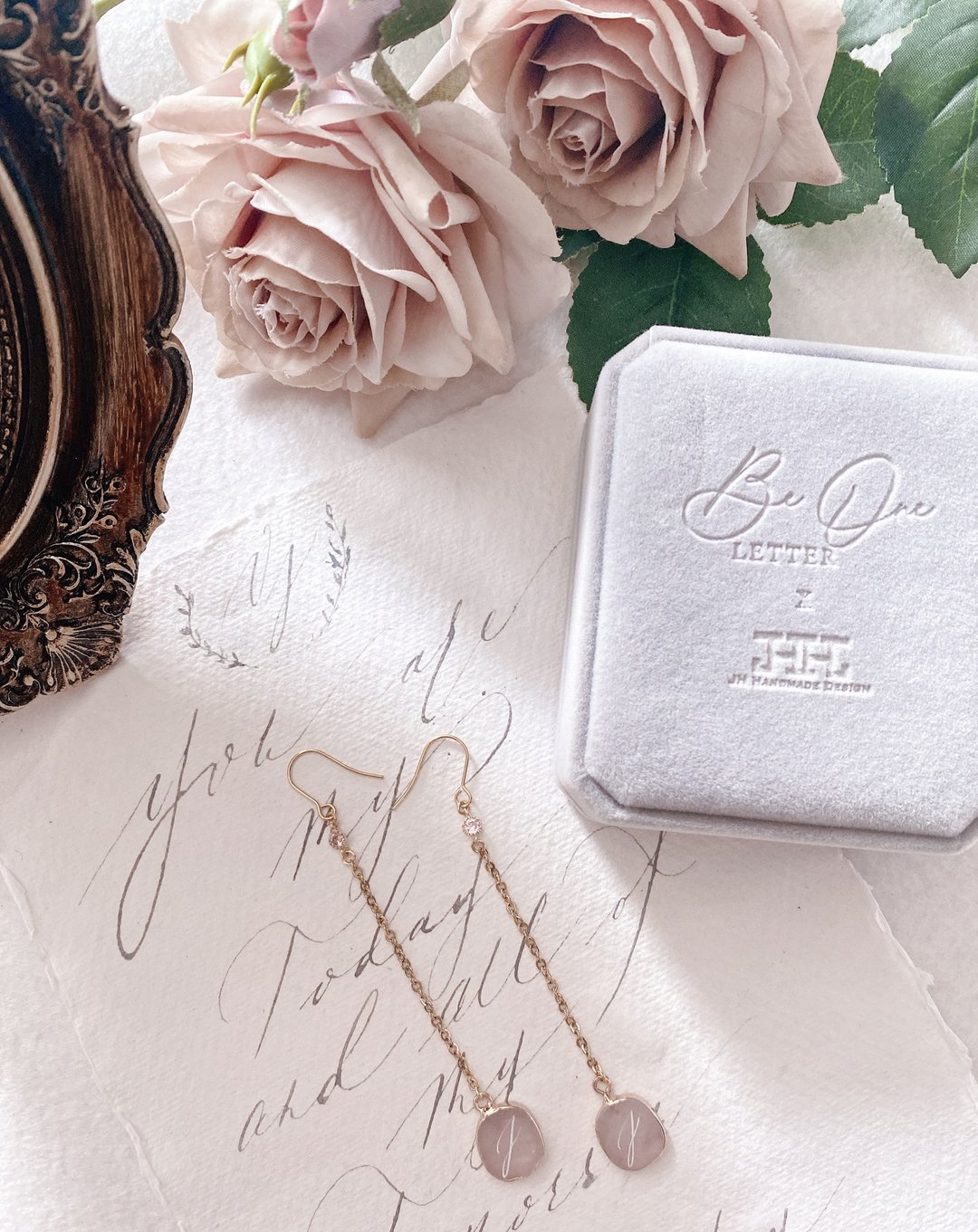 原创 ROSIE 天然粉晶耳环 配定制手写字母 英文书法 - 耳环/耳夹 - 水晶 粉红色