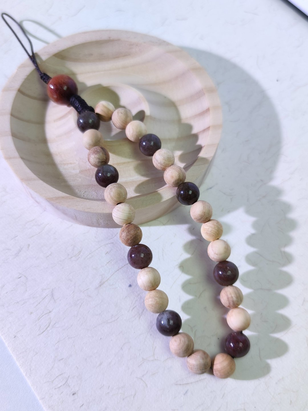 手作水晶手机挂饰 天然红幽灵x崖柏木 一图一物 挂绳 手串 - 挂绳/吊绳 - 水晶 咖啡色