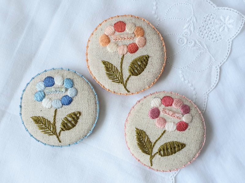 手刺绣花别针/发圈/春天的小粉圆/橙/蓝/粉红 - 胸针 - 绣线 