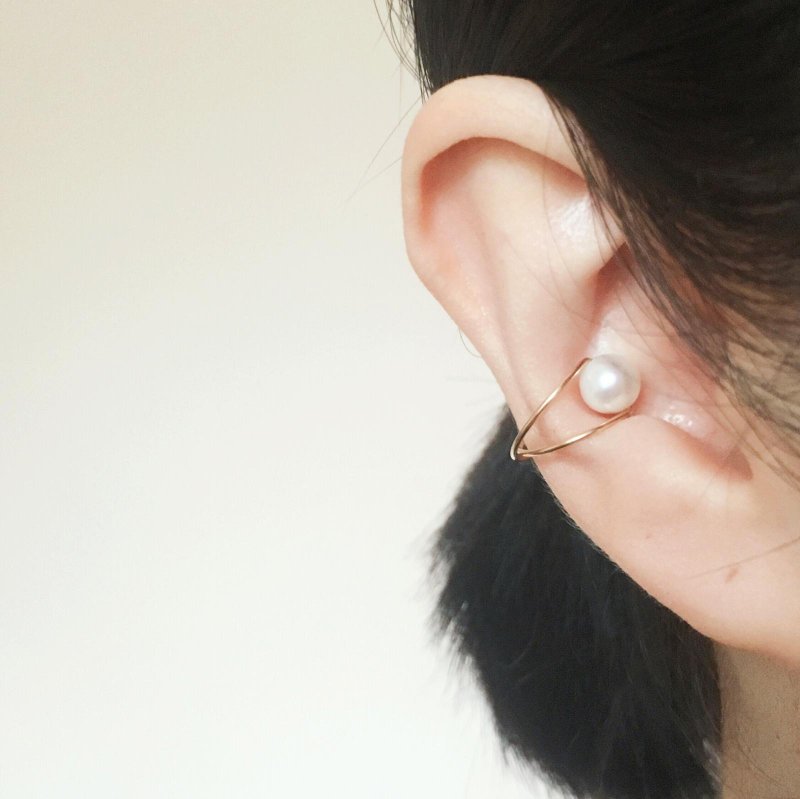 【Another Me】淡水珍珠14kgf包金耳骨夹 earcuffs 一对出售 - 耳环/耳夹 - 铜/黄铜 金色
