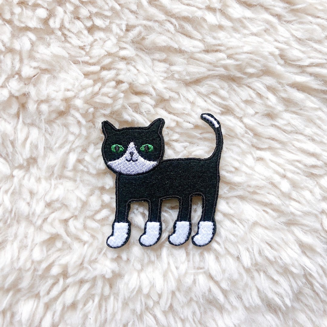 袜子猫别针 - 胸针 - 绣线 黑色
