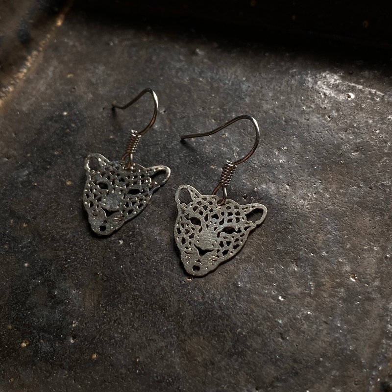 银豹勾式耳环 - 耳环/耳夹 - 其他金属 银色