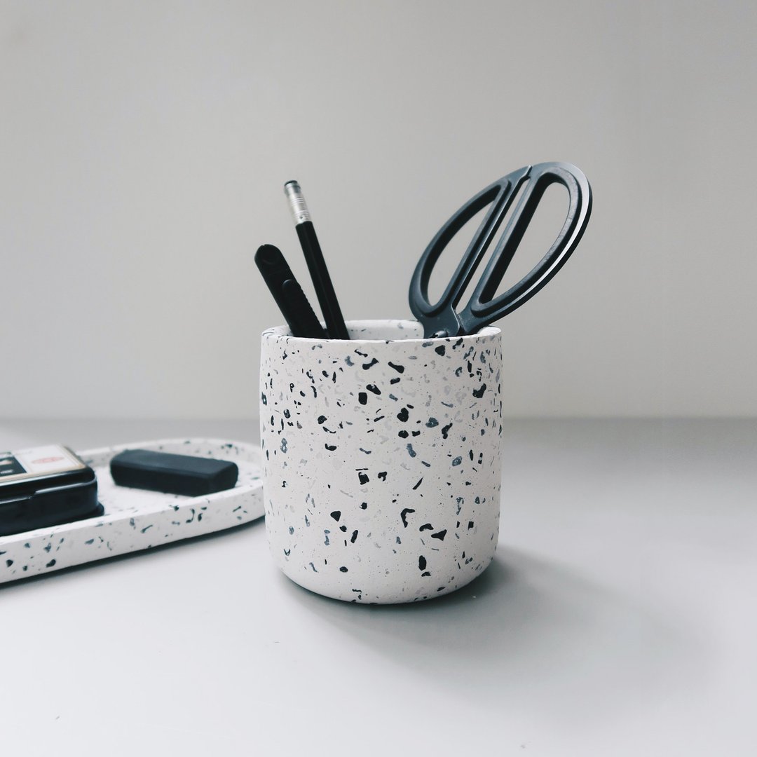 TERRAZZO 磨石子 | 经典黑白水泥圆形盆器・笔筒・桌面收纳 - 收纳用品 - 石头 白色