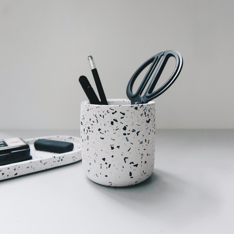 TERRAZZO 磨石子 | 经典黑白水泥圆形盆器・笔筒・桌面收纳 - 收纳用品 - 石头 白色