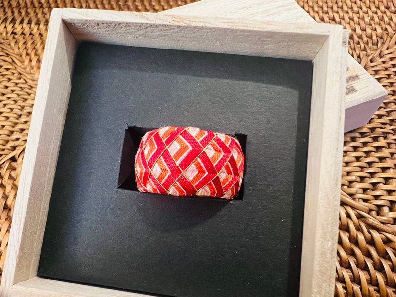 Traditional Craft Kaga Yubinuki SEIGAIHA - 编织/刺绣/羊毛毡/裁缝 - 丝．绢 红色