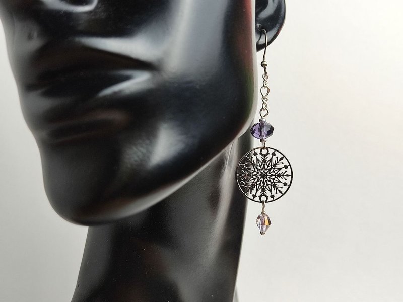 串珠雪花耳环 小型垂坠耳环 精致串珠耳环 - 耳环/耳夹 - 玻璃 银色