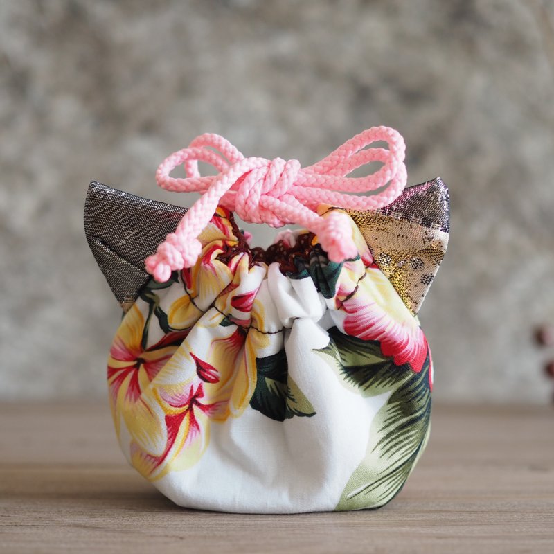 Cat-shaped Taiwanese flower lover pattern x silk fabric mini drawstring pouch (one piece work) - 化妆包/杂物包 - 棉．麻 白色
