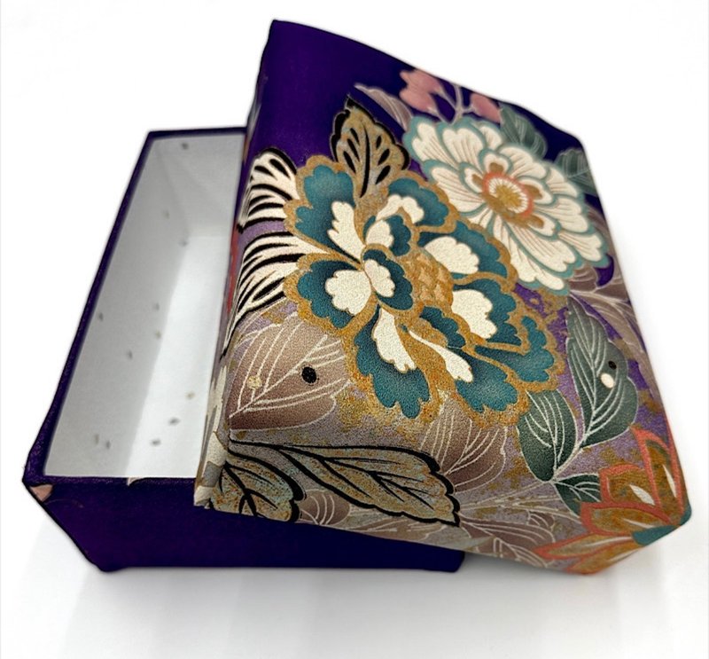 TAKARABAKO——用日本和服布料覆盖的储物盒。日本制造。体验日本 - 收纳用品 - 丝．绢 紫色