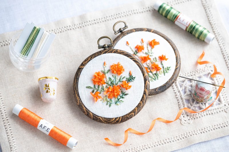 Marigold flower embroidery production kit [Flower embroidery made with silk ribbon] - 编织/刺绣/羊毛毡/裁缝 - 绣线 橘色