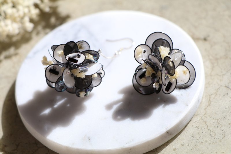 纯。摇滚派对-单耳垂钓+单贴耳款 / 树脂搭配干燥花创作 925纯银 - 耳环/耳夹 - 树脂 黑色