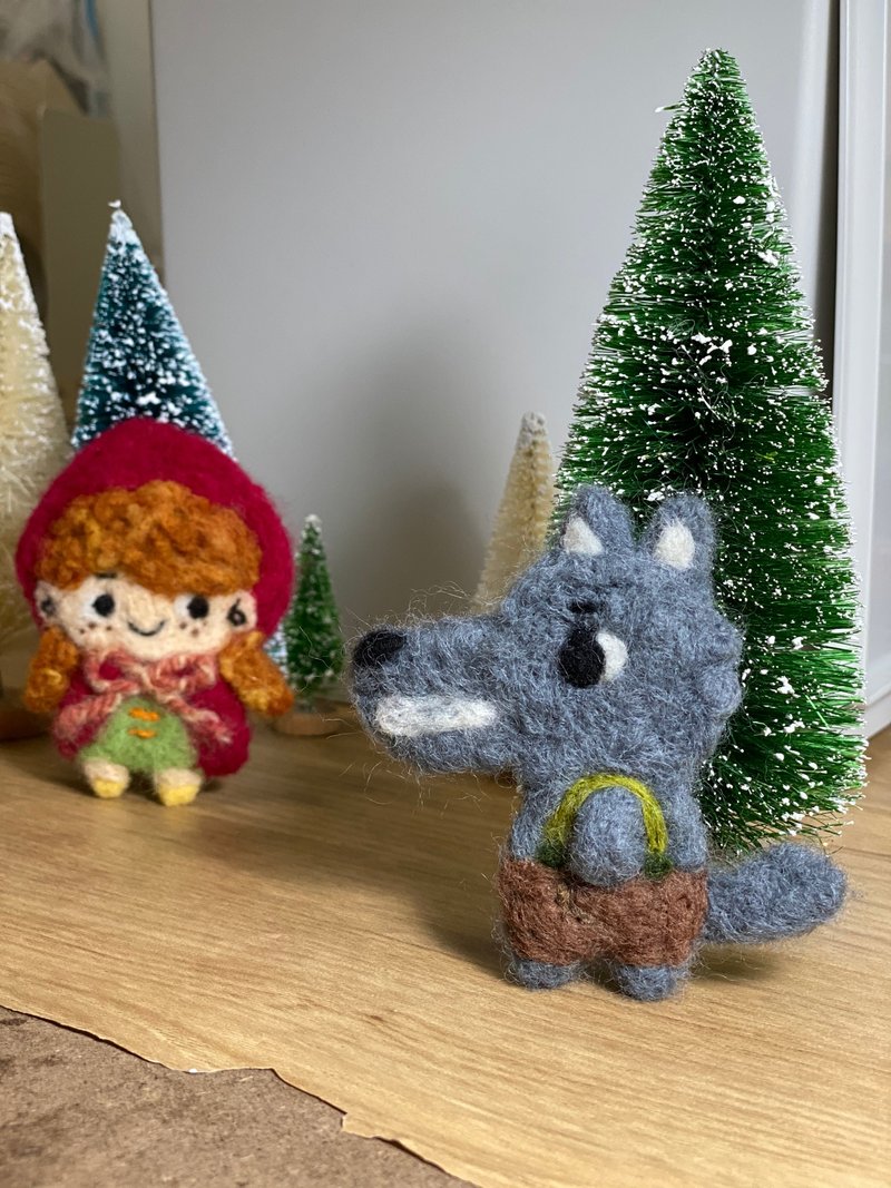 穿着吊带裤的大野狼羊毛毡别针 - 徽章/别针 - 羊毛 