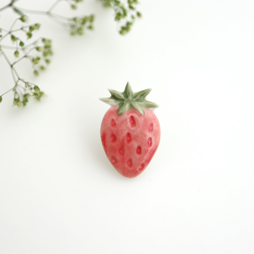 Strawberry pin brooch - 胸针 - 瓷 红色