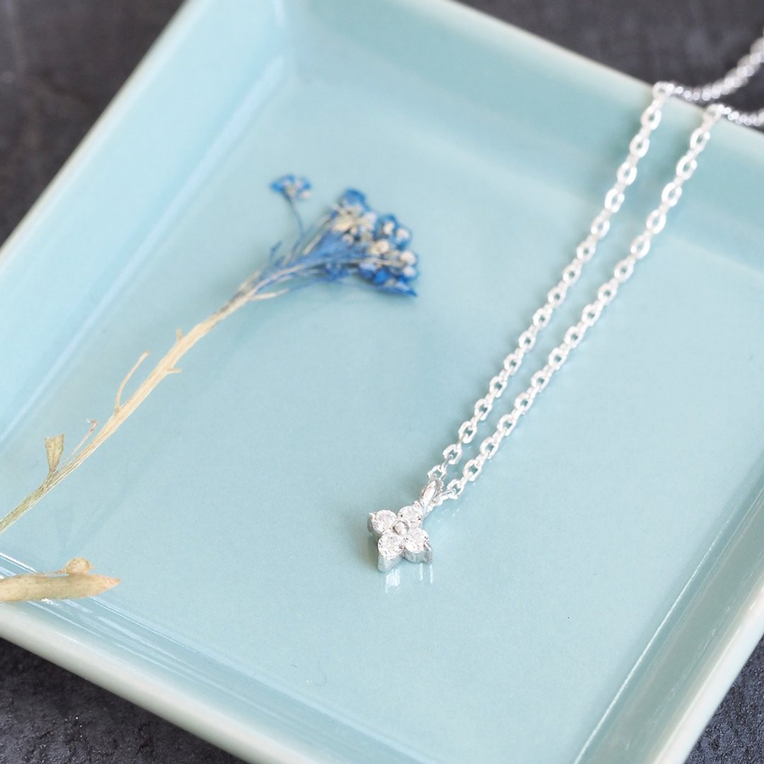 Minimal White Flower Necklace Silver 925 - 项链 - 其他金属 白色