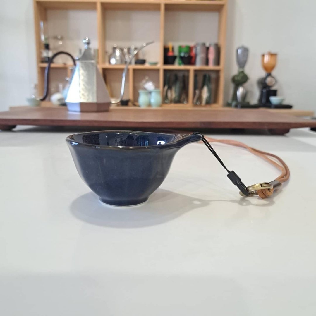 湛放蓝挂绳角面两怡品饮杯 手作陶瓷咖啡杯 随行设计 双口缘品饮 - 咖啡杯/马克杯 - 瓷 蓝色