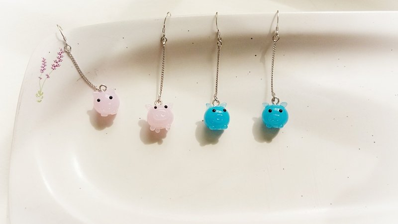 迷你小猪琉璃耳环(可免费改夹式) - 耳环/耳夹 - 玻璃 多色