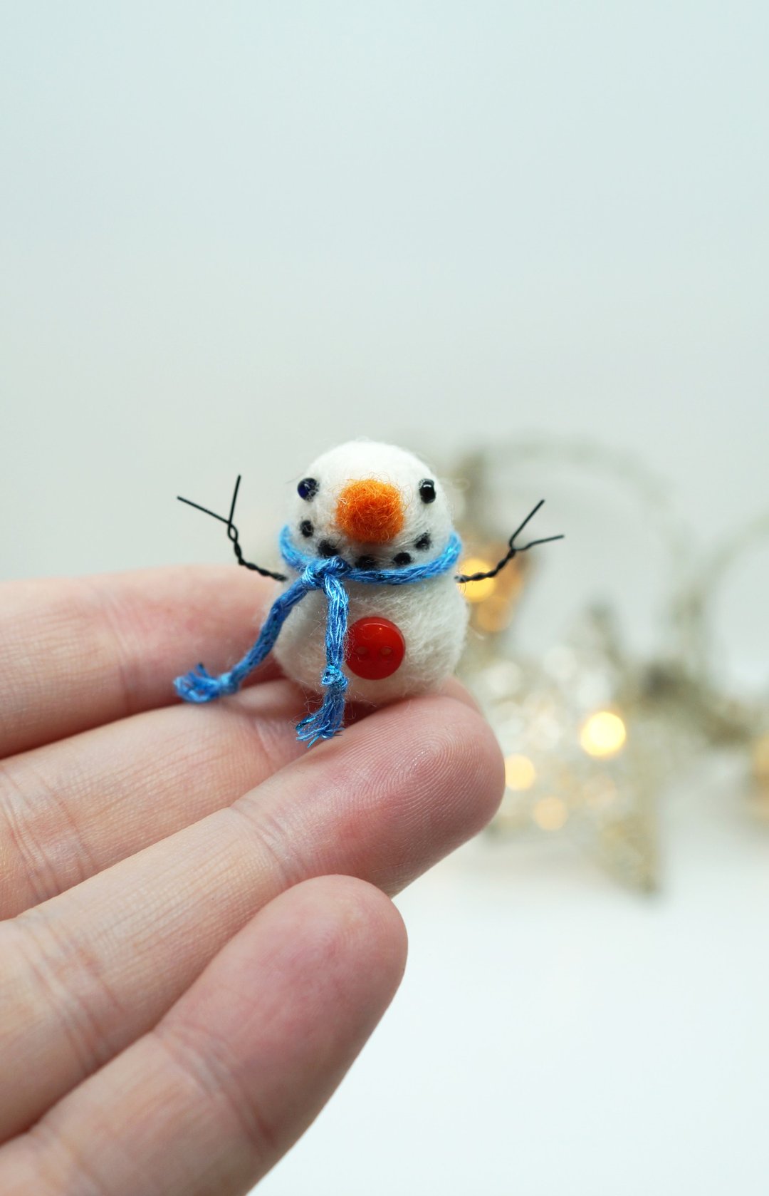 Miniature needle felted snowman, blue scarf - 摆饰 - 羊毛 多色