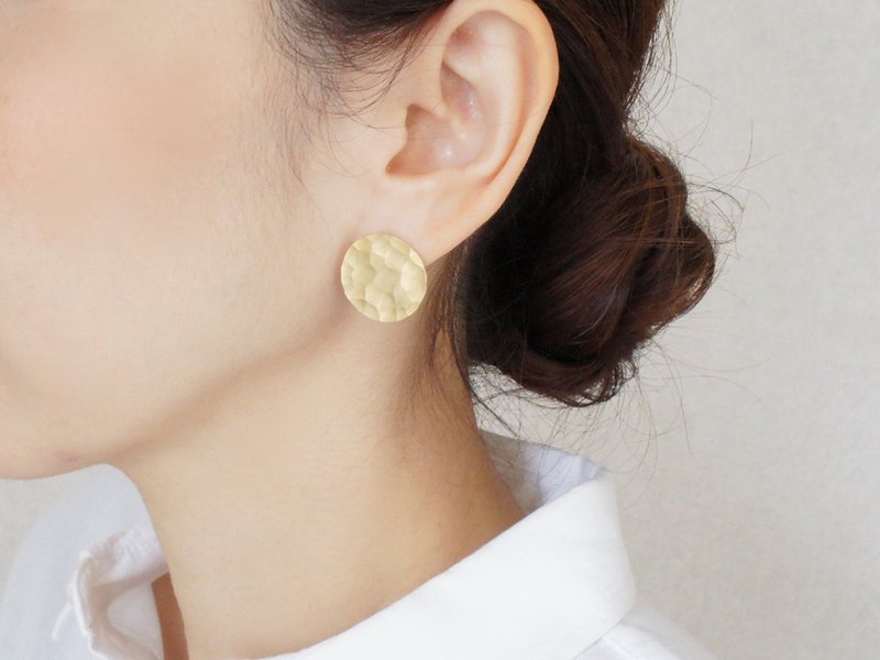 Brass earrings surface - 耳环/耳夹 - 铜/黄铜 金色