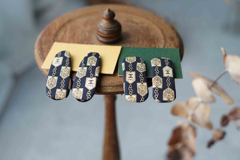 古董领带改制发夹-CHANEL-蓝白LOGO经典链条印花-两入一组 - 发饰 - 丝．绢 蓝色